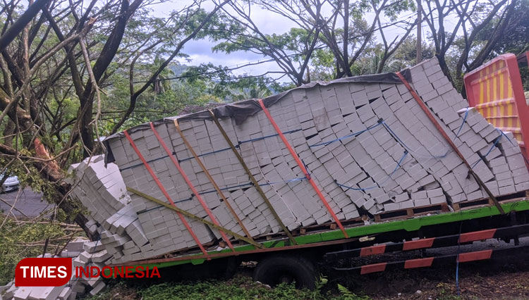 Truk-tronton-pengangkut-material-2.jpg