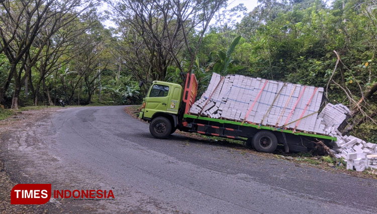 Truk-tronton-pengangkut-material-3.jpg