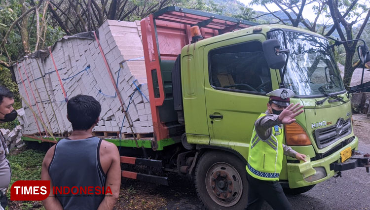 Truk tronton pengangkut material mengalami kecelakaan tunggal setelah tak kuat melewati tanjakan Gayam, Sidomulyo, Kebonangung, Pacitan, Senin (8/8/2022). (FOTO: Yusuf Arifai/TIMES Indonesia)