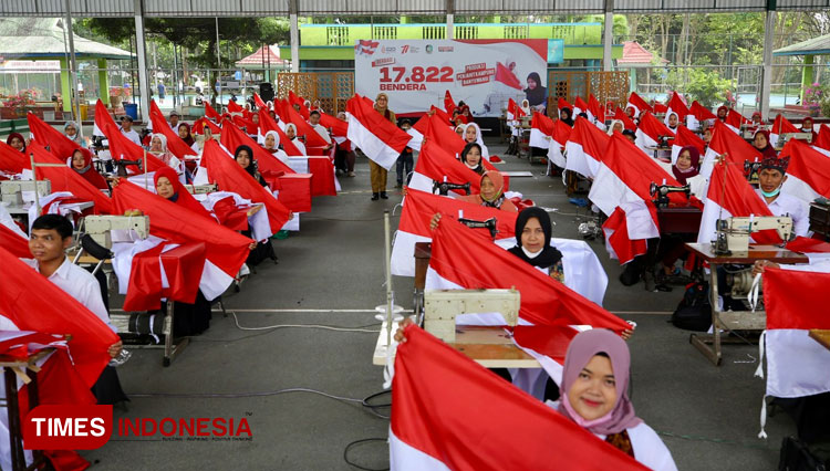Produksi massal 17822 bendera merah putih oleh 77 penjahit di GOR Tawang Alun, Senin (8/8/2022). (Foto: Laila Yasmin/TIMES Indonesia)