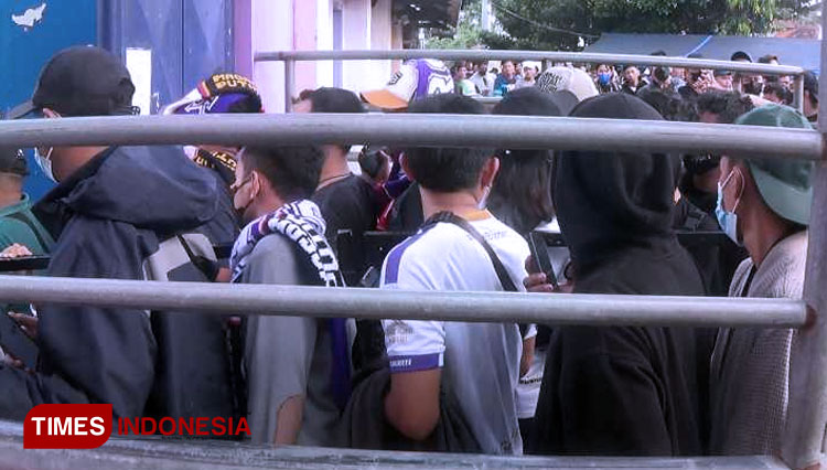 Sejumlah suporter mengantri masuk stadion saat laga Persik vs Bhayangkara FC. (FOTO: Yobby/TIMES Indonesia) 