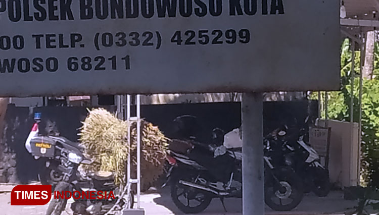 Tampak sepeda motor milik warga yang mencari rumput dirantai gegara tidak bisa menunjukkan KTP (FOTO: Moh Bahri/TIMES Indonesia)