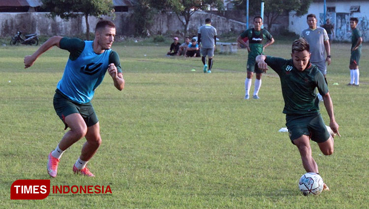 Persik Tanpa Bek Tangguh Arthur Felix Silva Saat Jamu Borneo FC