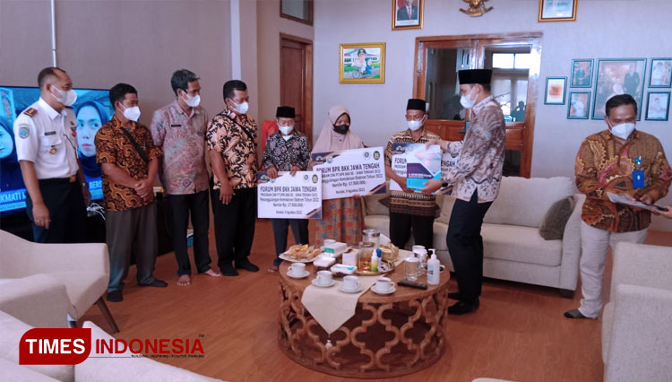 Ditantang Bupati Kendal, PD BPR BKK Gerak Cepat Bantu CSR RTLH ke Warga