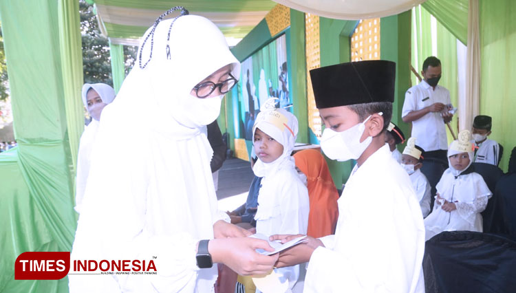 Penyaluran buku tabungan berisi santunan untuk anak yatim dalam Festival Muharam Banyuwangi. (Foto: Laila Yasmin/TIMES Indonesia)