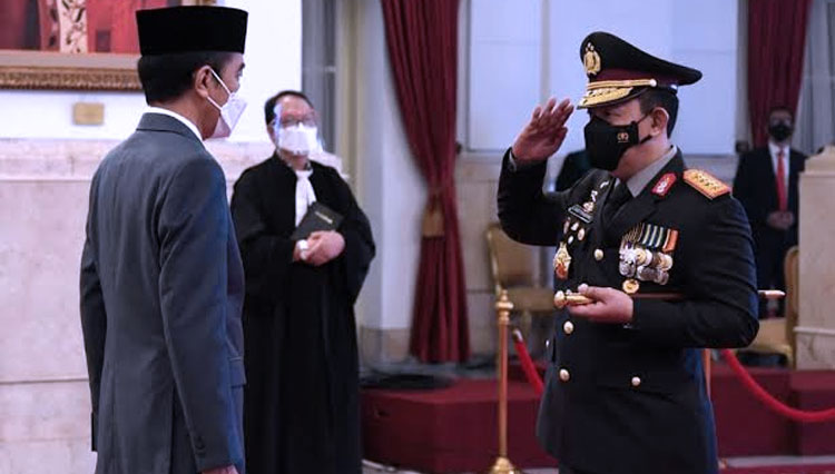 Presiden RI Jokowi saat lantik Kapolri Jenderal Pol Sigit Prabowo. (FOTO: Setkab RI)