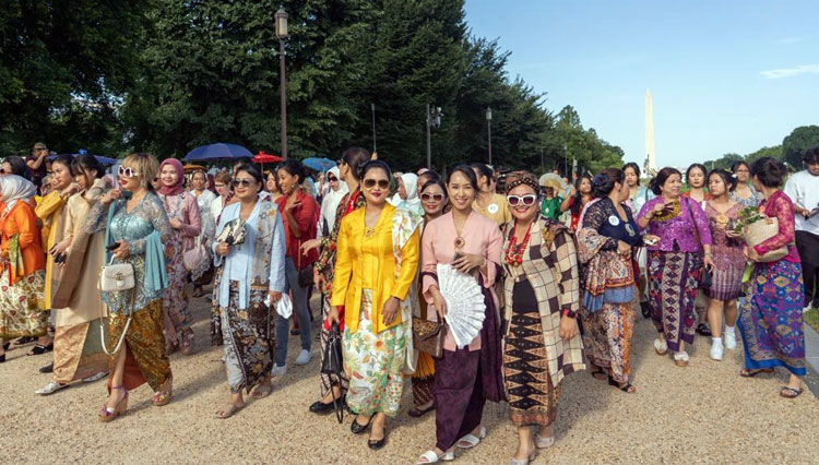 Kebaya Goes to UNESCO, Ratusan Warga dan Diaspora Indonesia Ikuti Parade Cantik Berkebaya