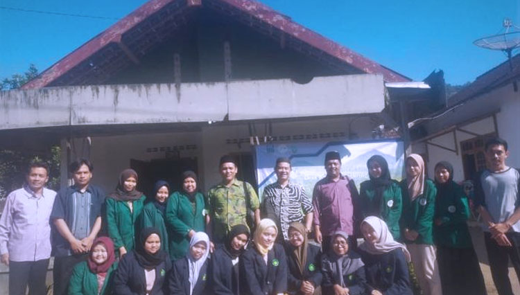 LP2M UIN Maliki Malang saat melakukan monev KKN Persemakmuran di Tulungagung. (Foto: UIN Maliki Malang)