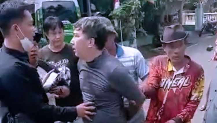 Tangkapan layar video whatsapp yang memperlihatkan pria asal Sukoharjo, Jateng, CS (44) diarak warga Pacitan. (FOTO: Whatsapp)