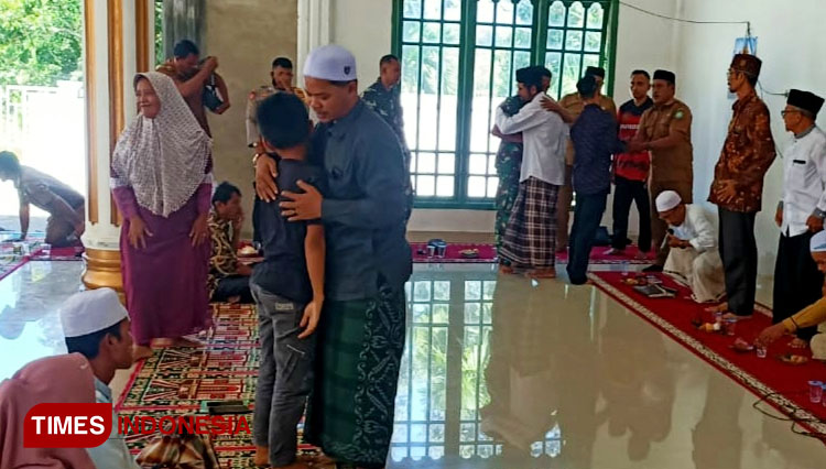 Salah seorang warga memeluk anak dari warga Sumut yang peluk agama Islam di Aceh (FOTO: Salman/TIMES Indonesia)