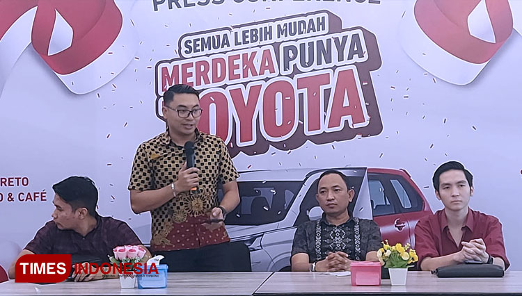Kepala Cabang Kalla Toyota Palu Martadinata, Ruly Adinatha saat menggelar siaran pers terkait program Merdeka Punya Toyota. (FOTO: Sarifah Latowa/TIMES Indonesia)