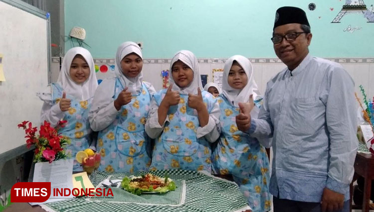 Tradisi Memasak Bubur Suro Dilestarikan SMP Mu'allimat NU di Gresik