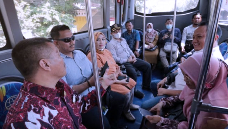 Rombongan Komisi I DPRD Kota Cirebon saat melakukan sidak BRT. (FOTO: Humas DPRD Kota Cirebon)