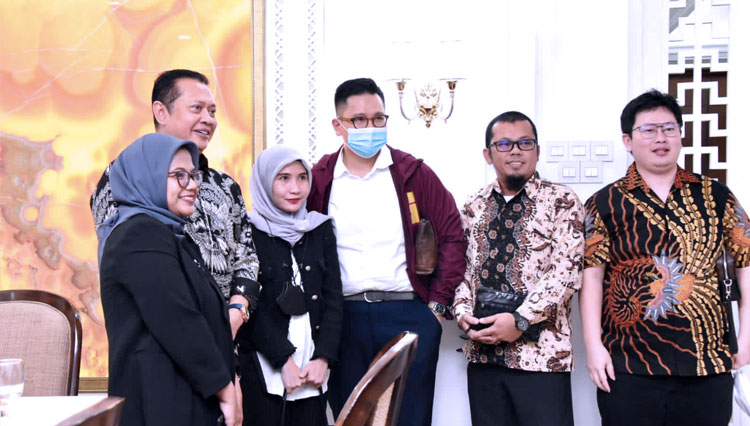 Ketua MPR RI Bambang Soesatyo menerima beberapa korban asuransi, di Jakarta, Selasa (9/5/22). (FOTO: dok MPR RI)