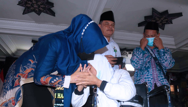 Bupati Mojokerto, Ikfina Fahmawati menyambut jemaah haji lansia di Pendopo Graha Maja Tama, Pemkab Mojokerto, Selasa (9/8/2022) (Dok. Kominfokab Mojokerto for TIMES Indonesia) 