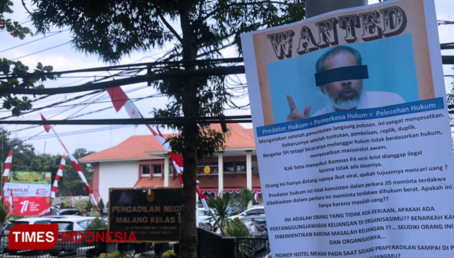 Sejumlah poster yang terlihat di sekitaran kantor PN Malang, Rabu (10/8/2022). (Foto: Rizky Kurniawan Pratama/TIMES Indonesia)
