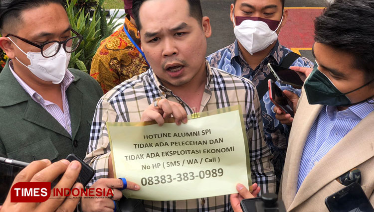 Kuasa Hukum Bos SPI Kota Batu, Jeffry Simatupang saat menunjukkan lembar kertas hotline pengaduan. (Foto: Rizky Kurniawan Pratama/TIMES Indonesia)