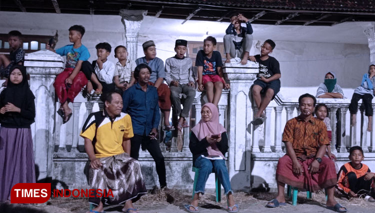 Lomba-mengikat-kepiting-2.jpg