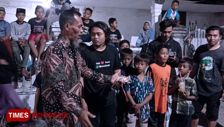 Lomba mengikat kepiting di Desa Tanjangawan (FOTO: Akmal/TIMES Indonesia).