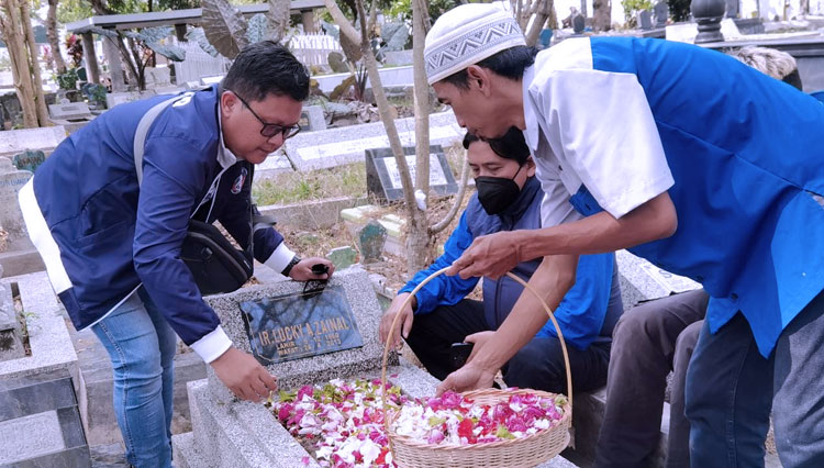 Manajemen Arema FC, ziarah makam tokoh pendiri Arema, Lucky Acub Zaenal di TPU, Kasin, Kota Malang pada Rabu  (10/8/2022). (FOTO: Media Officer Arema FC)
