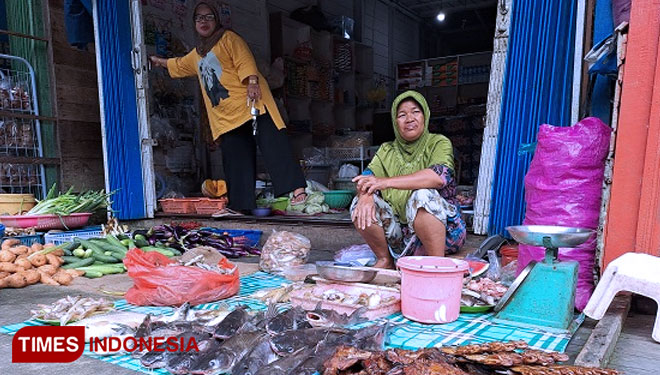 Pedagang menjual ikan asap dari ikan air tawar (foto Syahir/TIMES Indonesia)