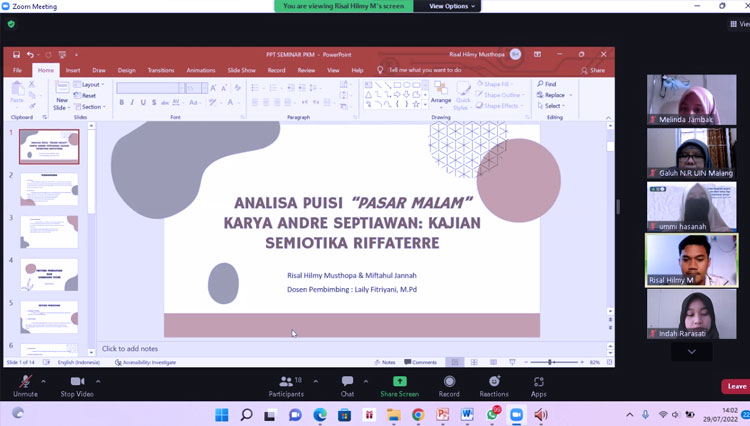 Potret salah satu kelompok PKM sedang mempresentasikan hasil penelitiannya (FOTO: Dok. Fakultas Humaniora UIN Maliki Malang)