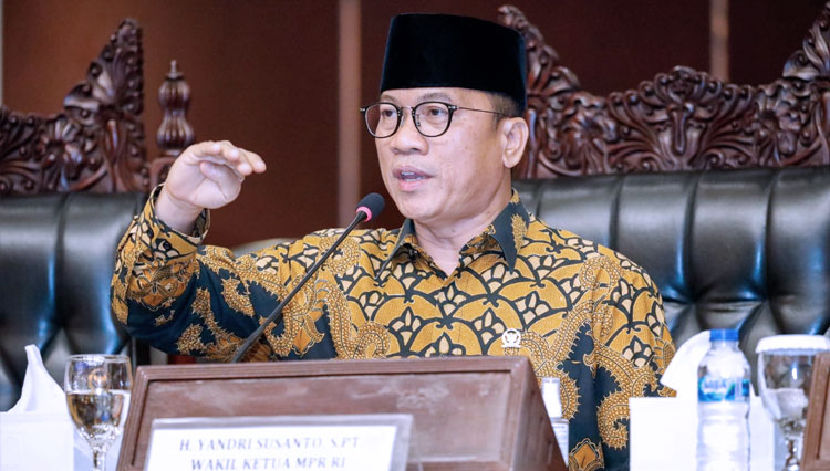 Wakil Ketua MPR Yandri Susanto saat memberi penjelasan terkait tugas MPR kepada siswa MAN 2 Kota Malang, Selasa (9/8/2022). (FOTO: dok MPR RI)
