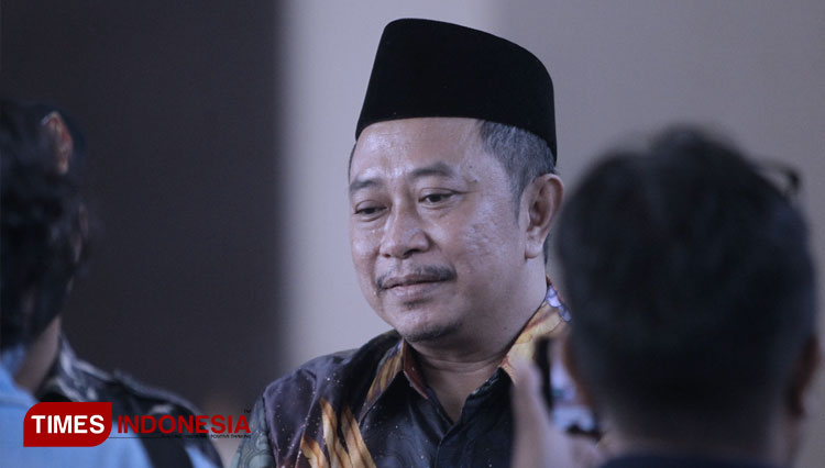 Rektor Unuja Probolinggo, KH Abdul Hamid Wahid, saat diwawancarai oleh sejumlah wartawan. (Foto: Abdul Jalil/TIMES Indonesia)