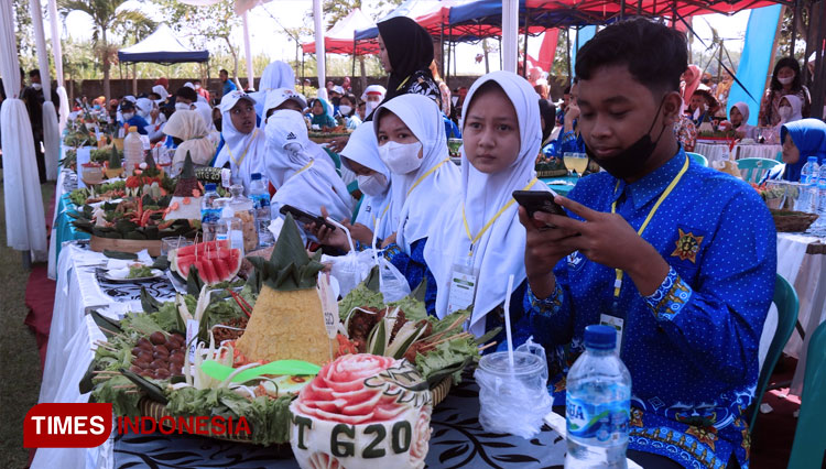 Para peserta Festival Tumpeng Nusantara yang merupakan para pelajar SMP dan SMA di Kabupaten Mojokerto, Kamis (11/8/2022). (FOTO: Dok. Pemkab Mojokerto for TIMES Indonesia) 