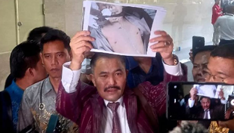 Kuasa hukum keluarga Brigadir J, Kamaruddin Simanjuntak saat memberikan keterangan pers (foto: Dokumen/JPNN)