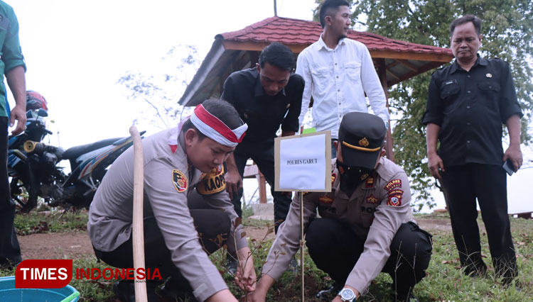 Kapolres Garut AKBP Wirdhanto Hadicaksono menanami pohon dalam kegiatan penanaman 10.000 pohon di Puncak Malaya, Desa Girimukti, Kecamatan Cikelet, Kabupaten Garut, Kamis (11/8/2022). (Foto: Fani Ferdiansyah/TIMES Indonesia) 