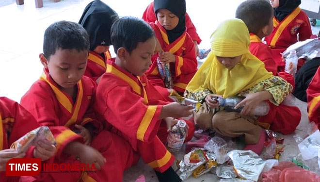 Siswa TK di Gunung Anyar Surabaya Diajak Olah Sampah Plastik Jadi Ecobrick