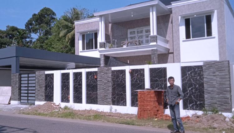 Salah satu rumah belum lama dibangun yang disorot media lokal, diduga milik tersangka Egi yang ditangkap Polda Jatim atas kasus Carding Hacker. (Foto: Ali Akbar Saukani/TIMES Indonesia) 
