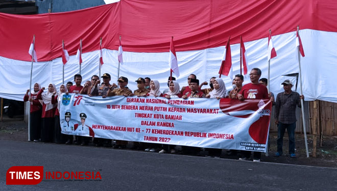 Bentangan bendera Merah Putih terpasang di jalan Buntu Lingkungan Jadimulya Kelurahan Hegarsari Kecamatan Pataruman Kota Banjar (foto: Susi/TIMES Indonesia)