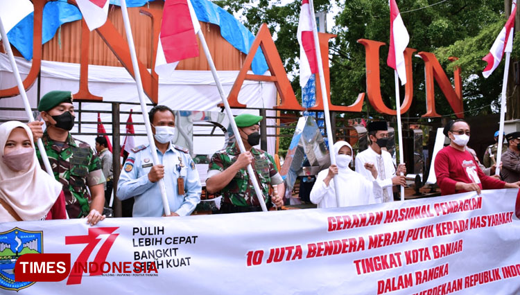 Gerakan pembagian 10 Juta Bendera Merah Putih dilaksanakan dalam rangka memperingati ke 77 RI (foto: Susi/TIMES Indonesia)