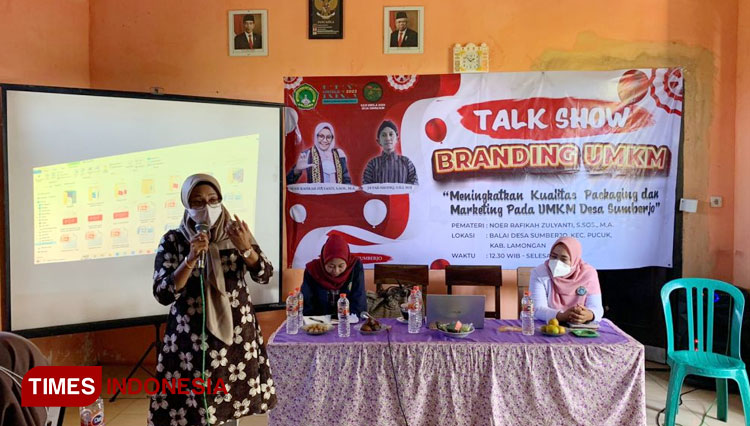 Noer Rafikah Zulyanti, Dosen Unisla ketika menyampaikan materi pada Talk Show Branding UMKM ke pelaku UMKM di Desa Sumberjo, Rabu, (10/8/2022). Foto: Ja’far Shodiq (CR-161/AJP TIMESINDONESIA)