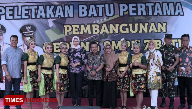 Wali Kota Batu, Dra Hj Dewanti Rumpoko MSi meletakkan batu pertama pembangunan gedung sekolah SMPN 7 Kota Batu. (Muhammad Dhani Rahman/TIMES Indonesia)