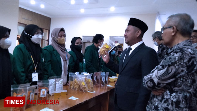 Bupati Gresik Fandi Akhmad Yani saat meninjau stand KKN Unusa (Foto: Akmal/TIMES Indonesia).