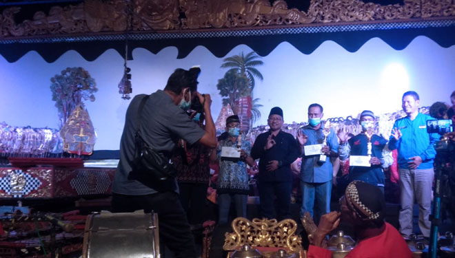 Wakil Bupati Banyuwangi, H Sugirah bersama warga, dalam pertunjukan kesenian wayang kulit puncak bersih Desa Pesanggaran, Kamis malam, (11/08/2022) (Foto: dok. TIMES Indonesia)
