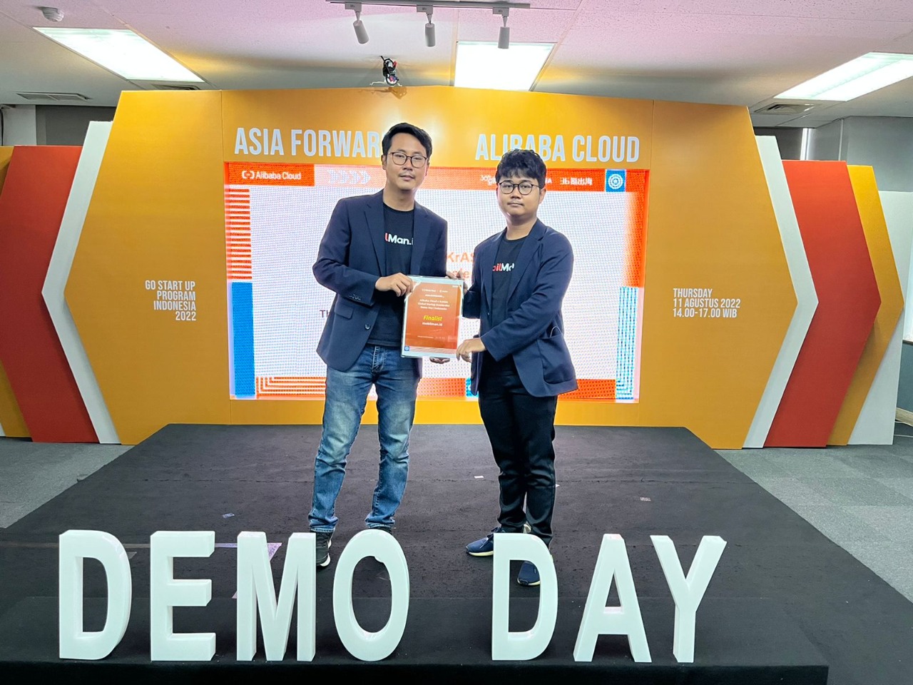Danang Wikanto, CEO Mobilman.id (kiri) dan Dede Saptoadi, CTO Mobilman.id di panggung Alibaba Cloud Go Startup Program, Indonesia 2022, Kamis, 11 Agustus 2022.
