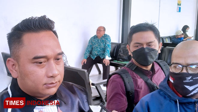 Kuasa hukum terdakwa kasus dugaan penipuan binary option Quotex Doni Salmanan, Ikbar Firdaus di Pengadilan Negeri Bale Bandung, Kec Baleendah Kab Bandung, Kamis (11/8/2022).(Foto: Iwa/TIMES Indonesia)