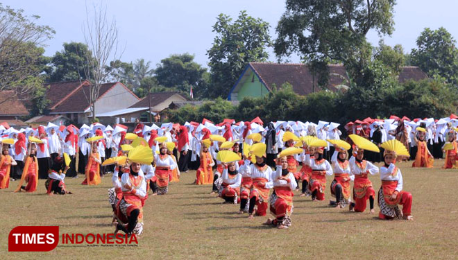 Ratusan pelajar MTsN 6 Malang di Kepanjen, berpartisipasi dalam penampilan teatrikal dan wayang Kreasi. (Foto : Binar Gumilang/TIMES Indonesia).