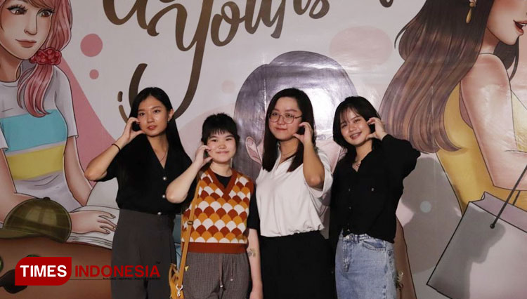 Beberapa mahasiwa Visual Communication Design Universitas Ciputra yang tergabung ke dalam proyek dinding mural mengunjungi mall Ciputra World Surabaya. (FOTO: AJP TIMES Indonesia)