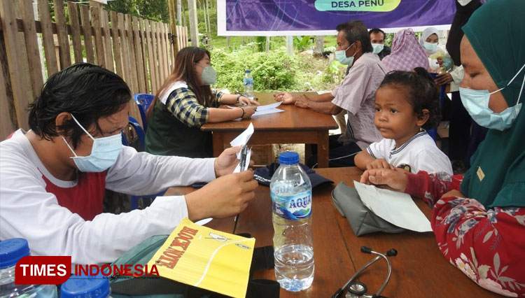 Foto dokter anak dan umum saat memberikan pemeriksaan kesehatan kepada Warga Desa  Penu. (Husen Hamid / TIMES Indonesia)