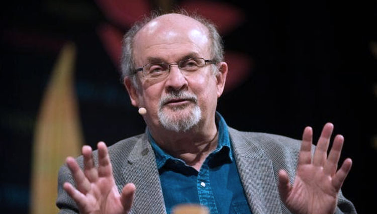 Penulis The Satanic Verses, Salman Rushdie,  diserang di atas panggung saat akan memberikan kuliah di Institut Chautauqua di New York, Amerika Serikat. (FOTO: The Guardian)