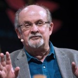 Salman Rushdie Ditikam Saat Mau Memberi Kuliah di New York