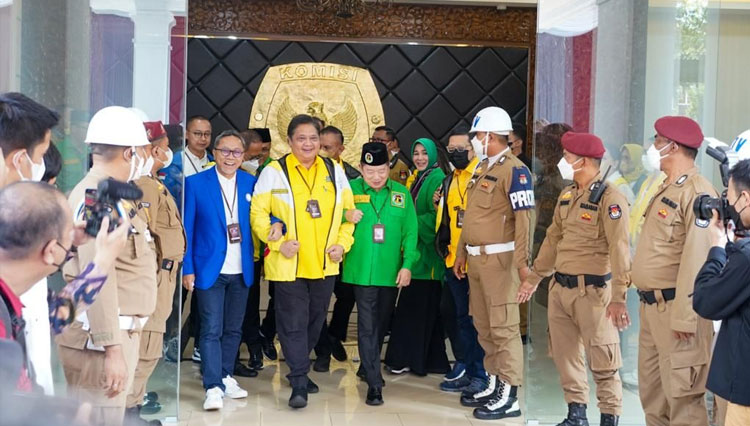 Ketum Golkar Airlangga Hartarto, Ketum PAN Zulkifli Hasan dan Ketum PPP Suharso Monoarfa saat mendaftarkan partainya sebagai peserta Pemilu 2022 ke KPU - (FOTO: ist)