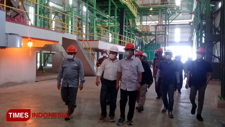 Staf khusus Menteri Investasi/BKPM Azhar Lubis bersama Managing Director Budi Hediana saat memantau pembangunan pabrik gula MSM.(FOTO:Habibudin/TIMES Indonesia)