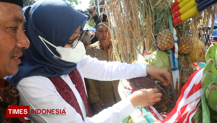 Bupati-Ipuk-2.jpg