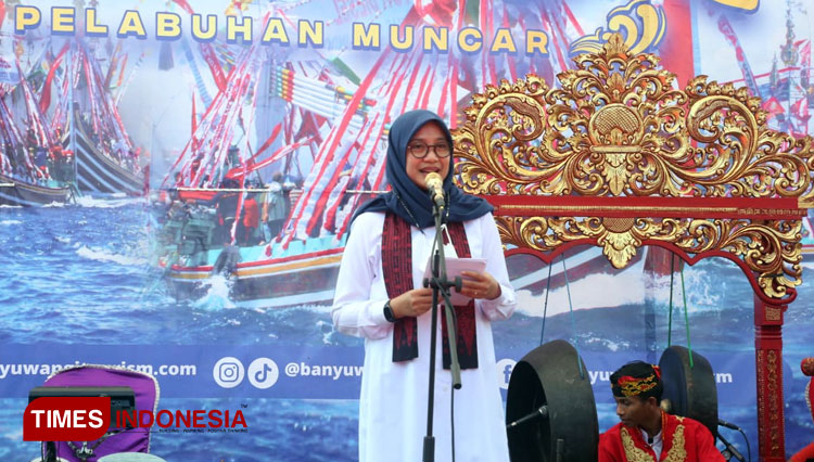 Bupati Banyuwangi Ipuk Fiestiandani dalam Petik Laut Pelabuhan Muncar Banyuwangi, Sabtu (13/8/2022). (Foto: Laila Yasmin/TIMES Indonesia)